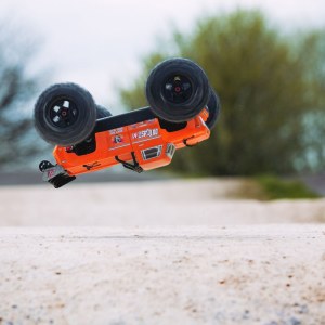 Новый радиоуправляемый Монстр 1:8 ARRMA Outcast 6S 4WD Brushless RTR (оранжевый) 2019г ARA106042T2