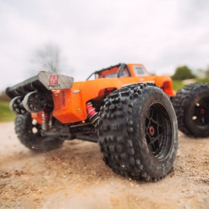 Новый радиоуправляемый Монстр 1:8 ARRMA Outcast 6S 4WD Brushless RTR (оранжевый) 2019г ARA106042T2