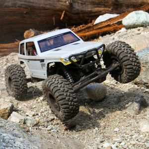 Краулер на радиоуправлении Axial 1/10 Wraith Spawn 4WD Rock Racer Brushed RTR (белый) AXID9045