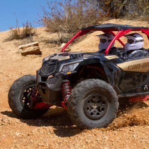 Радиоуправляемый багги Axial Yeti Jr. Can-Am Maverick 4WD 1:18 RTR AXI90069 