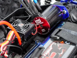 Радиоуправляемая трагги Remo Hobby EVO-R Brushless (красная) 4WD 2.4G 1/8 RTR — фото 5